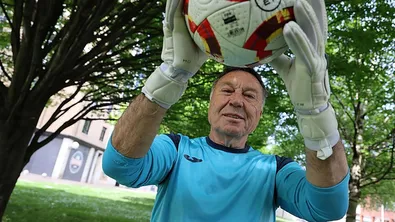 70-годишен вратар пише история