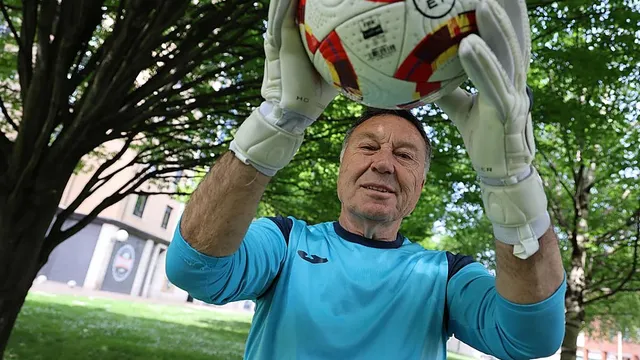 70-годишен вратар пише история