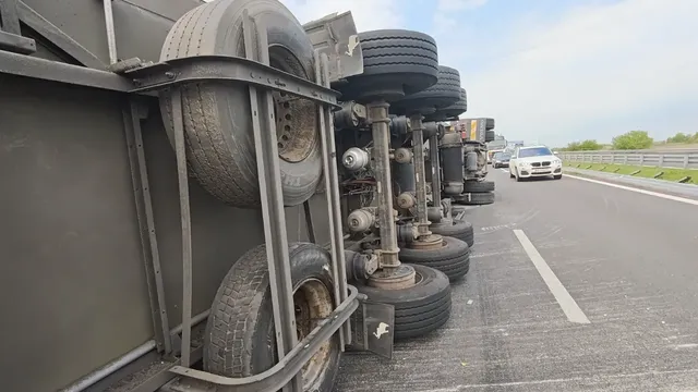 Обърнат камион затрудни движението на АМ „Хемус“ към София