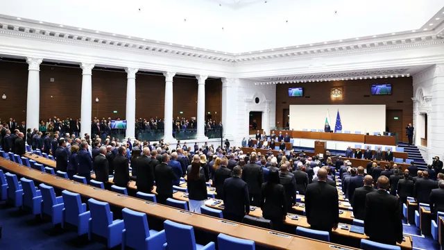 Депутати не се отделиха от телефоните си по време на речта на президента Илияна Йотова