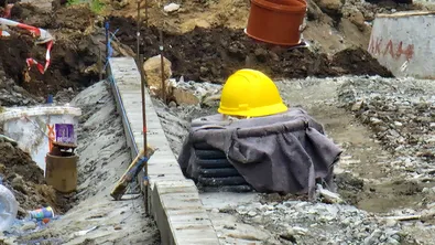 Колеги опитват с голи ръце да изровят работник, засипан от пръст в Бургас