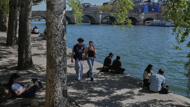 Начинаеща шофьорка "паркира" автобус в река Сена