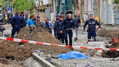 Двама са били работниците при трагичния инцидент в Бургас: Единият е успял да излезе, другият е бил затрупан до гърдите