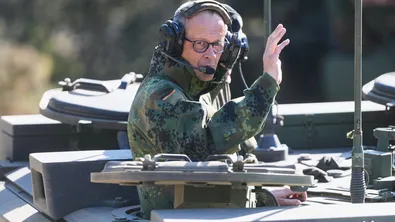 Мерц тушира напрежението: "Работим рамо до рамо със САЩ"