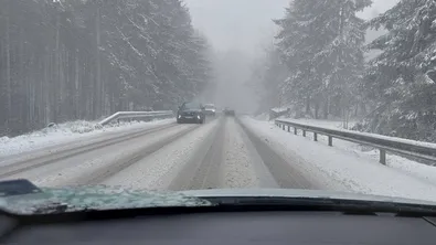 Снегорини на терен: сняг затрупа Петрохан в края на април (ВИДЕО)