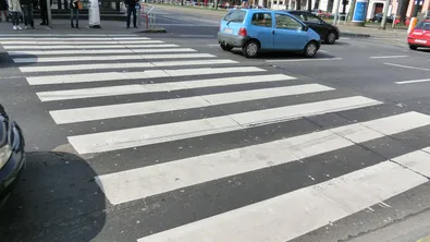 Кола блъсна полицай на пешеходна пътека в Благоевград