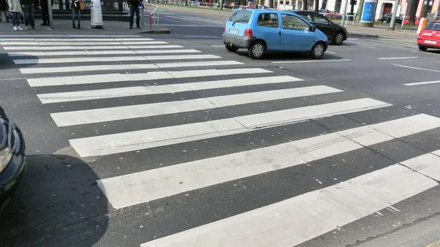 Кола блъсна полицай на пешеходна пътека в Благоевград