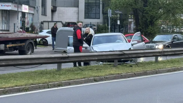 Затруднено движение: Два автомобила се удариха на "Г.М. Димитров"