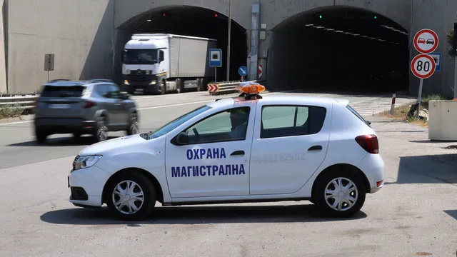 Свлачище затвори част от АМ „Струма“