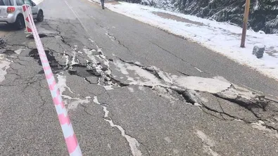 Свлачището се разраства: пътят към Пампорово остава прекъснат (ВИДЕО)