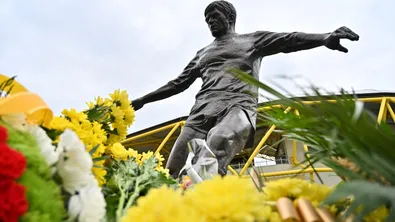 Откриха паметника на Чико пред „Колежа"