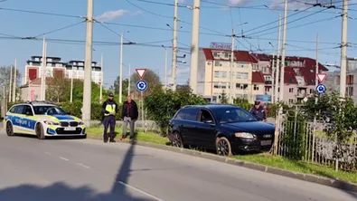 С 3,40 промила и агресия: шофьор се заби в ограждения в Русе