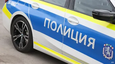 Екшън в Перник: 18-годишен стреля от кола в движение