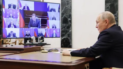 Параноя в Кремъл: Путин живее в бункер и пътува с брониран влак