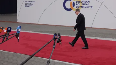 Между чука и наковалнята: Стармър говори за напрежението по оста на ЕС и САЩ