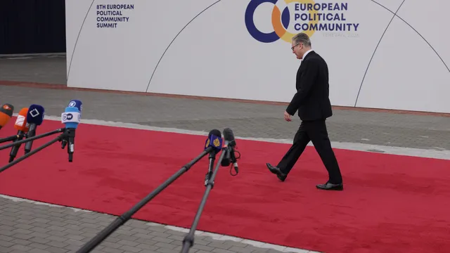 Между чука и наковалнята: Стармър говори за напрежението по оста на ЕС и САЩ