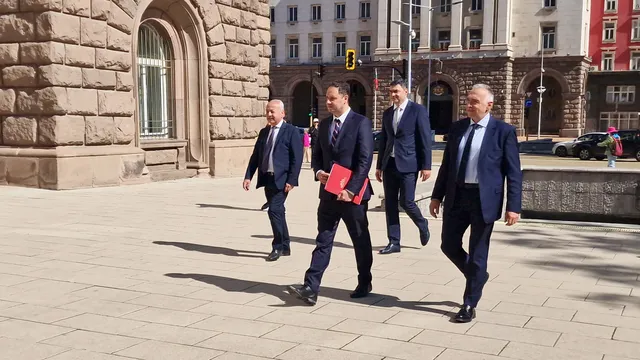 Представители на "Прогресивна България" влязоха на консултациите при Йотова (ВИДЕО)