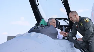 Гюров се качи на F-16 преди историческия полет на изтребителя над София