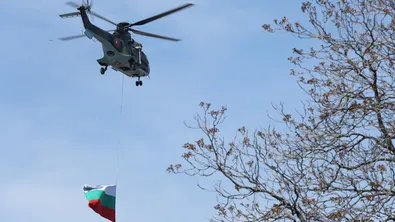 Водосветът на бойните знамена започна с вертолет "Кугър", развял националното знаме