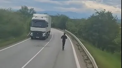 Николай Попов алармира: Тротинетка на международен път Е-79 (ВИДЕО)