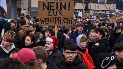 Хиляди ученици протестираха в Германия срещу връщането на наборната служба