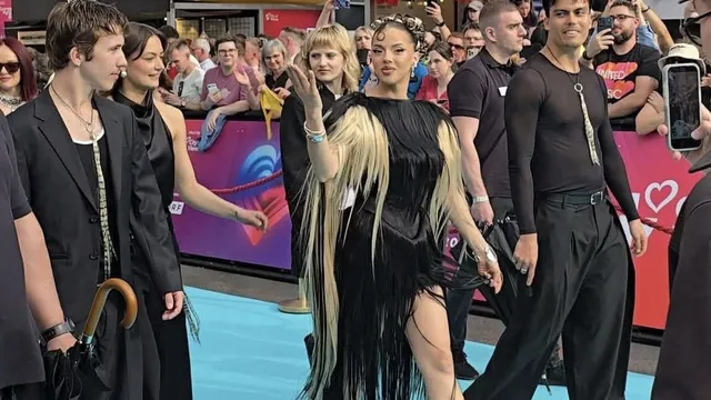 Кукерски мотиви и висша мода: Дара блесна на „Евровизия“