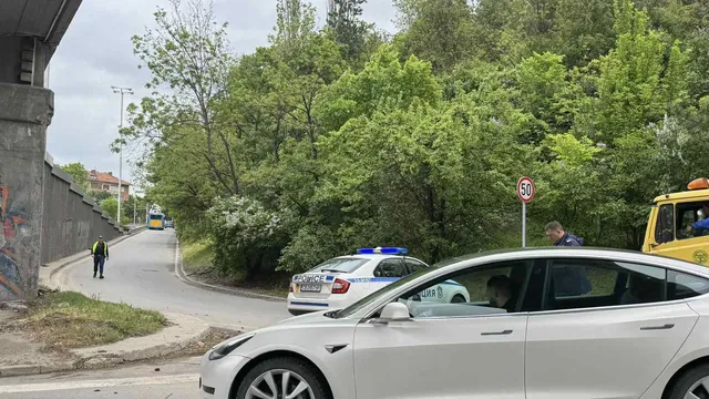 Аварирал автобус блокира движението към „Цариградско шосе“ в София