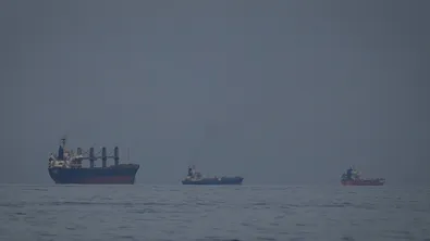 Ударен от ирански дронове танкер предизвика петролен разлив край Оман