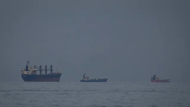 Ударен от ирански дронове танкер предизвика петролен разлив край Оман