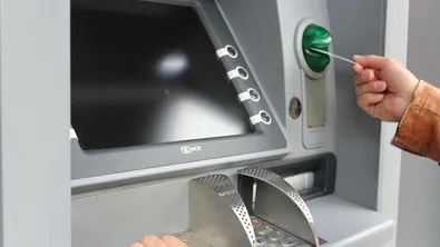 Условна присъда и глоба за жена, източила 2570 лв. от чужди дебитни карти