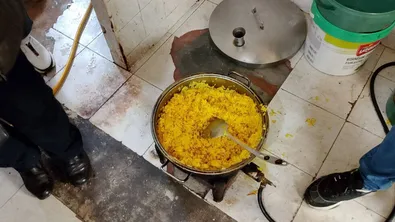 БАБХ затвори дюнерджийница в Пазарджик, изхвърлят 100 кг месо