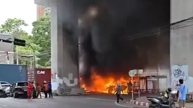 Влак се вряза в автобус в Банкок (ВИДЕО)