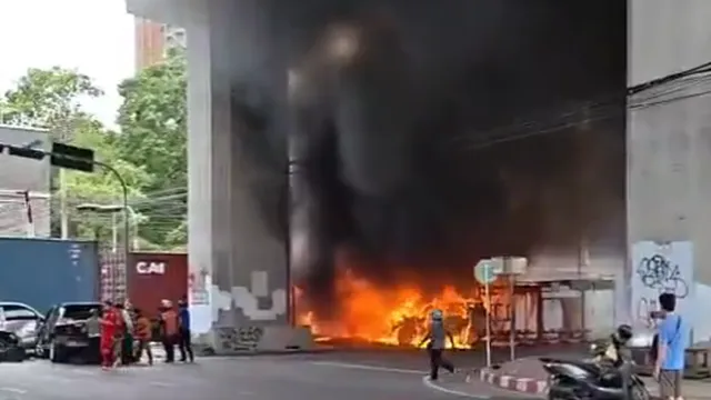 Влак се вряза в автобус в Банкок (ВИДЕО)