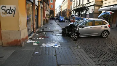 Автомобил се вряза в пешеходци в Модена, има ранени