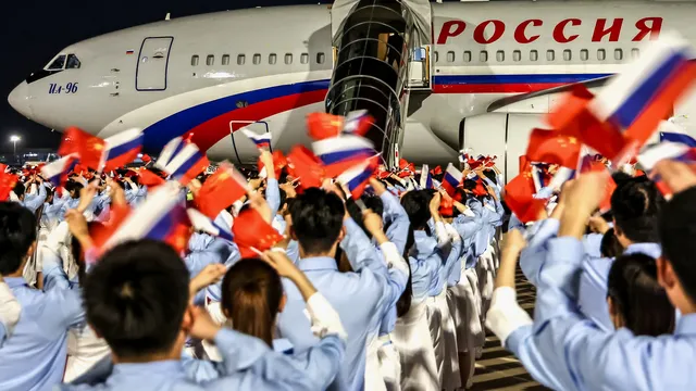 Почетна гвардия изпрати Владимир Путин от Китай