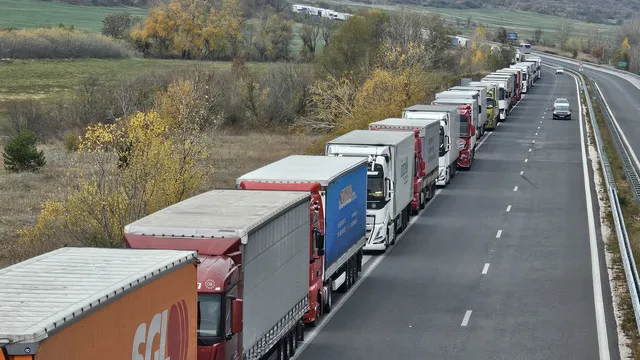 15-километрова колона от тирове затруднява движението към „Капитан Андреево“
