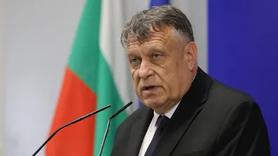 Министър Вълчев иска единение между училището, семейството и обществото