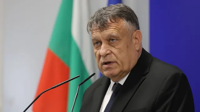 Министър Вълчев иска единение между училището, семейството и обществото