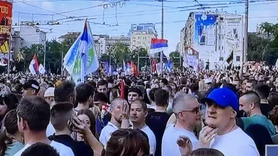 Белград кипи: Студенти обсадиха улиците, Вучич отлага изборите, а страната потъва в напрежение