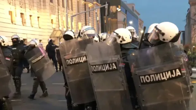 Напрежение в Сърбия: Протестиращи нападнаха полицията