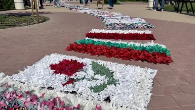 Стари дрехи, нов живот: Казанлък впечатли с мащабен арт проект