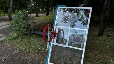 Баскетболен кош падна на игрище, пълно с деца в София (СНИМКИ)