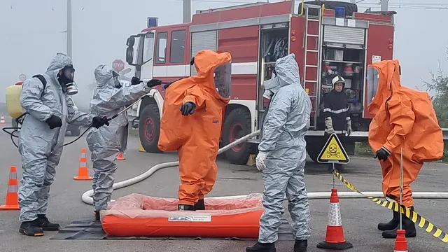 Цистерна с киселина се обърна под надлез в Пловдив, районът е отцепен