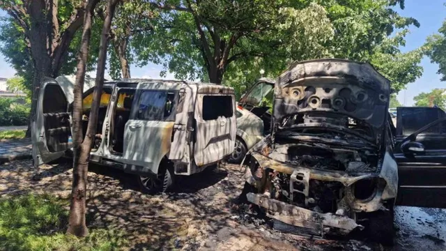 Кола пламна в движение в Пловдив, огънят обхвана и паркирани автомобили (СНИМКИ)