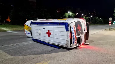 Линейка с пациент се обърна след катастрофа в Пловдив