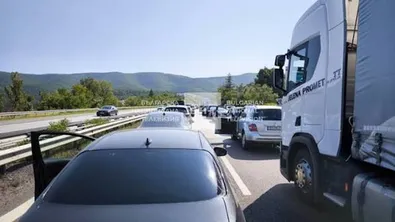 Изгорял тир парализира АМ „Тракия“: Километрични тапи към Бургас