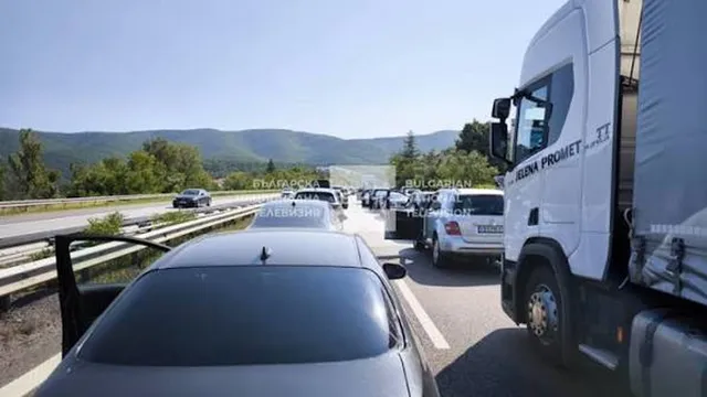 Изгорял тир парализира АМ „Тракия“: Километрични тапи към Бургас