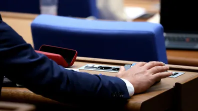 Парламентът прие новия си правилник след ожесточени спорове и обвинения