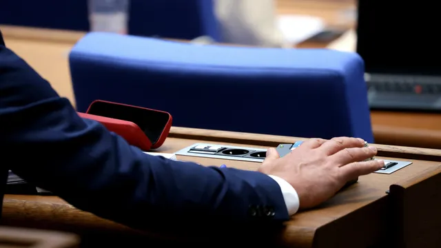Парламентът прие новия си правилник след ожесточени спорове и обвинения