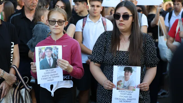 „Накарахме го да иде на бала си“: Майката на момчето от трагичната нощ, в която загина 16-годишната Ивана